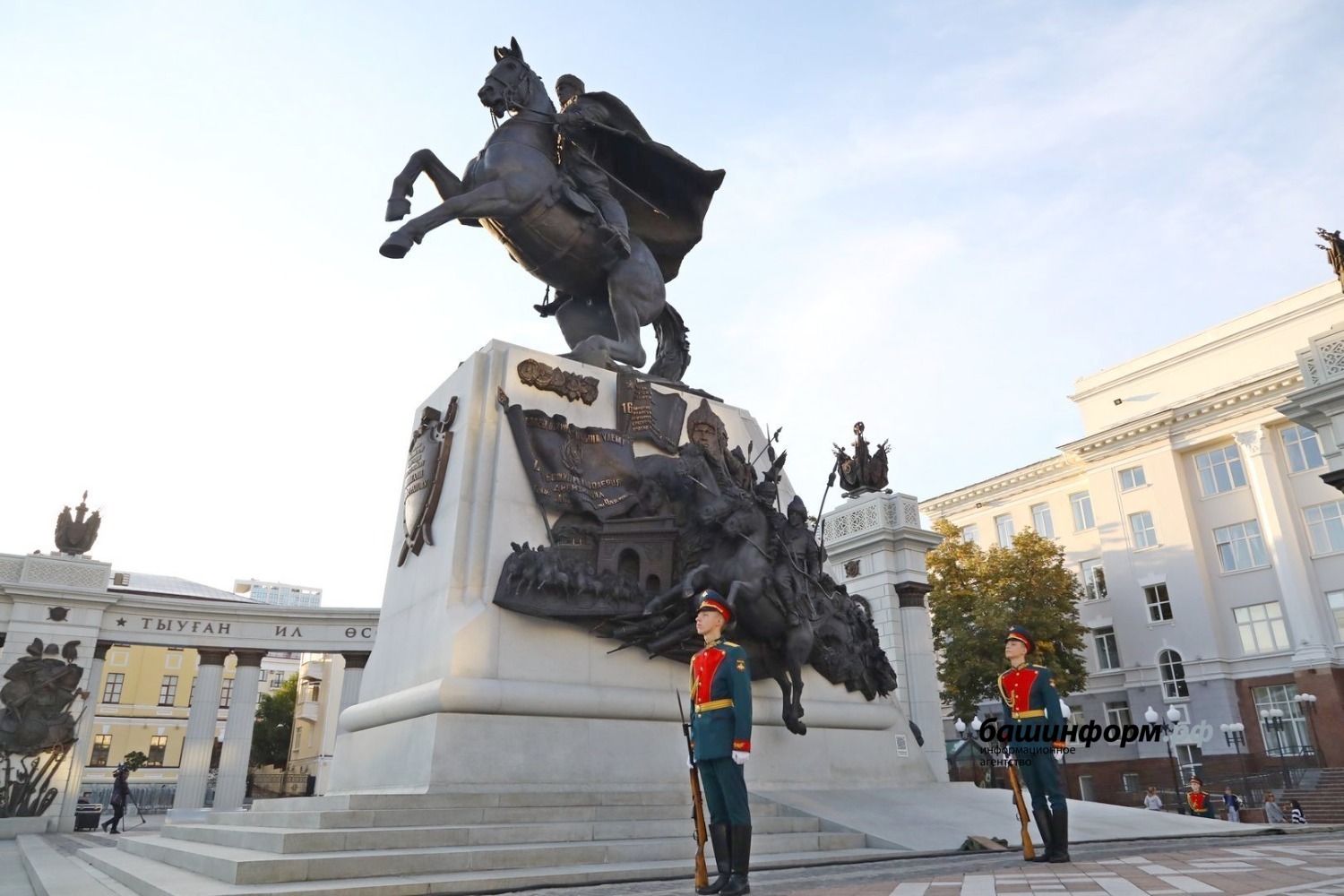 памятник шаймуратову в уфе на советской площади