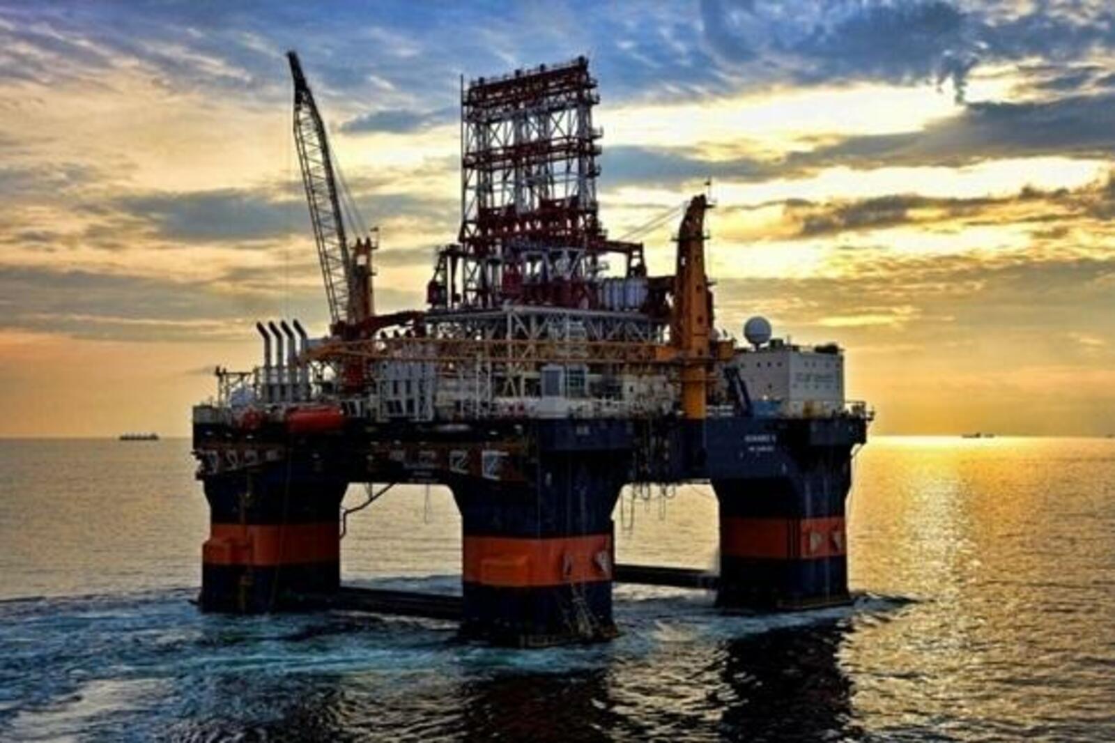 Платформа америка. ППБУ шельф 6. Нефтедобывающая платформа «нефтяные камни». Морская платформа Роснефть. Роснефть буровая платформа море.