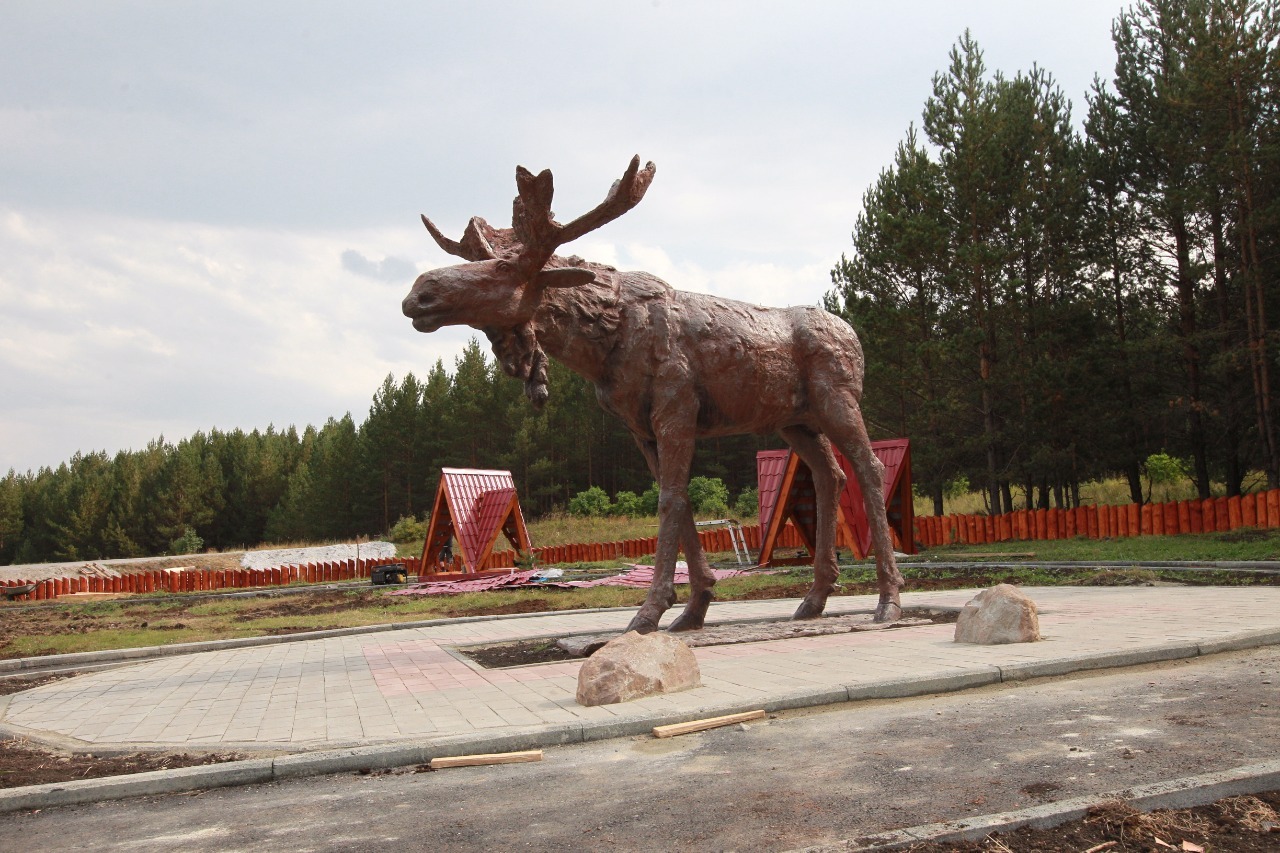 Лосиный город. Памятник лосю в Белорецке. Монумент лося Белорецк. Белорецк Лось скульптура. Лось Белорецк.