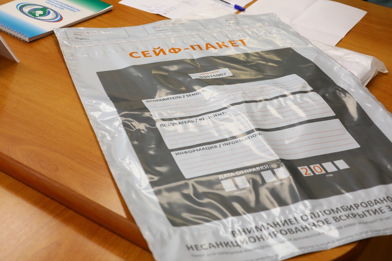 Перемещение избирательных бюллетеней в сейф пакет. Сейф-пакеты для голосования. бюллетень и сейф пакет для голосования. бюллетени хранение. сейф-пакет цик рф.