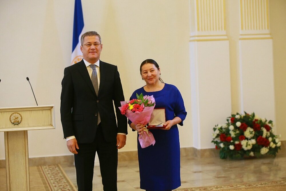 Радий хабиров вручил. Хабиров. Вручение наград радием хабировым. В минпроме рб наградили. Хабиров вручает награду врачам.