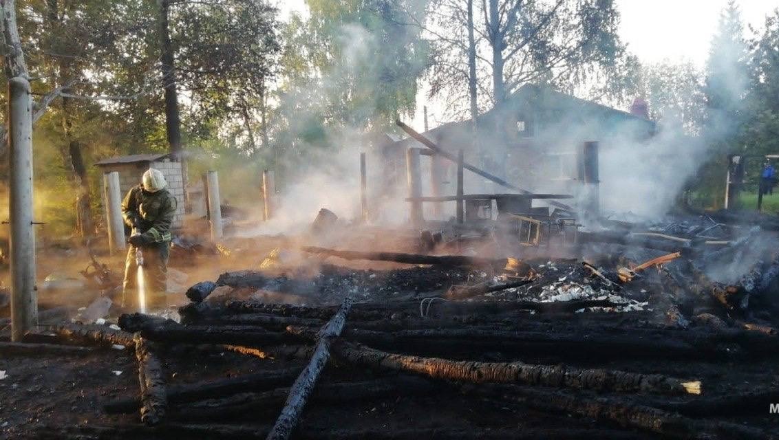 Пожар в деревне картина