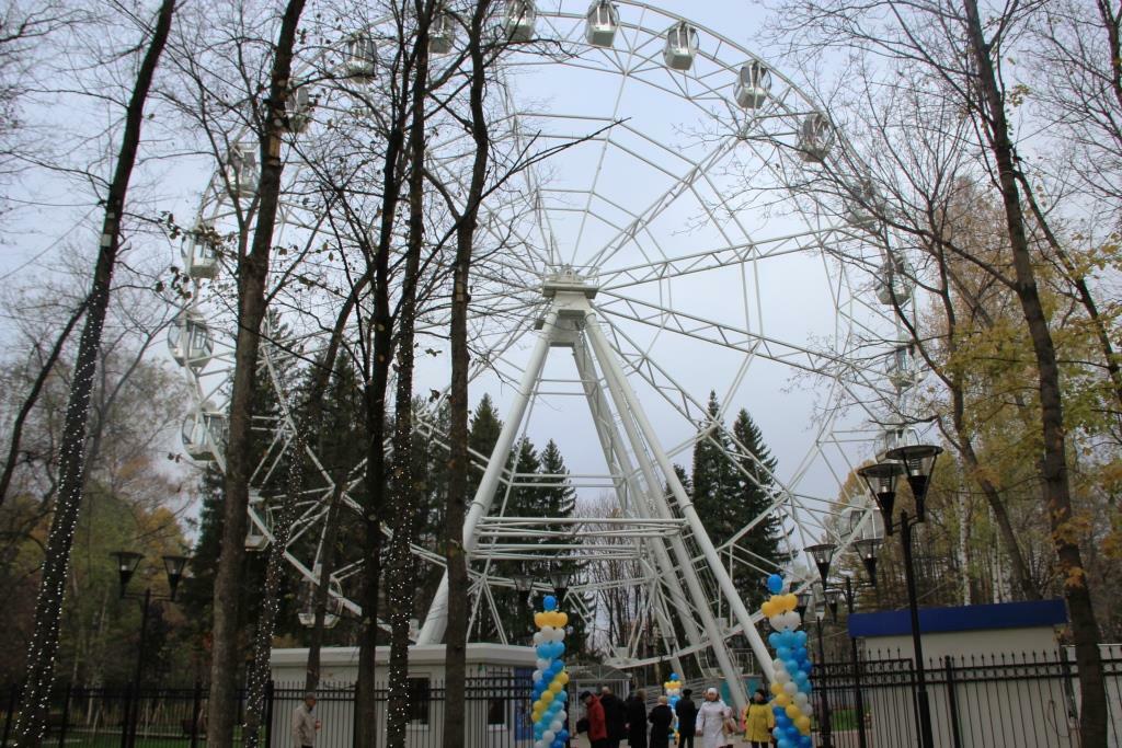 Парк культуры гафури. Парк Гафури колесо обозрения. Колесо обозрения парк Гафури Уфа. Колесо обозрения Уфа горсовет. Парк Гафури Уфа аттракционы.
