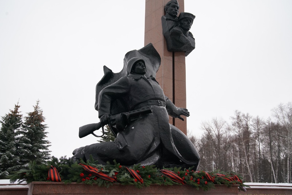Памятник победы уфа. Памятник Миннигали Губайдуллину. Парк Победы Уфа памятник Матросову. Памятник Александру Матросову в Уфе. Памятник Минигали Губайдуллину и Матросову в Уфе.