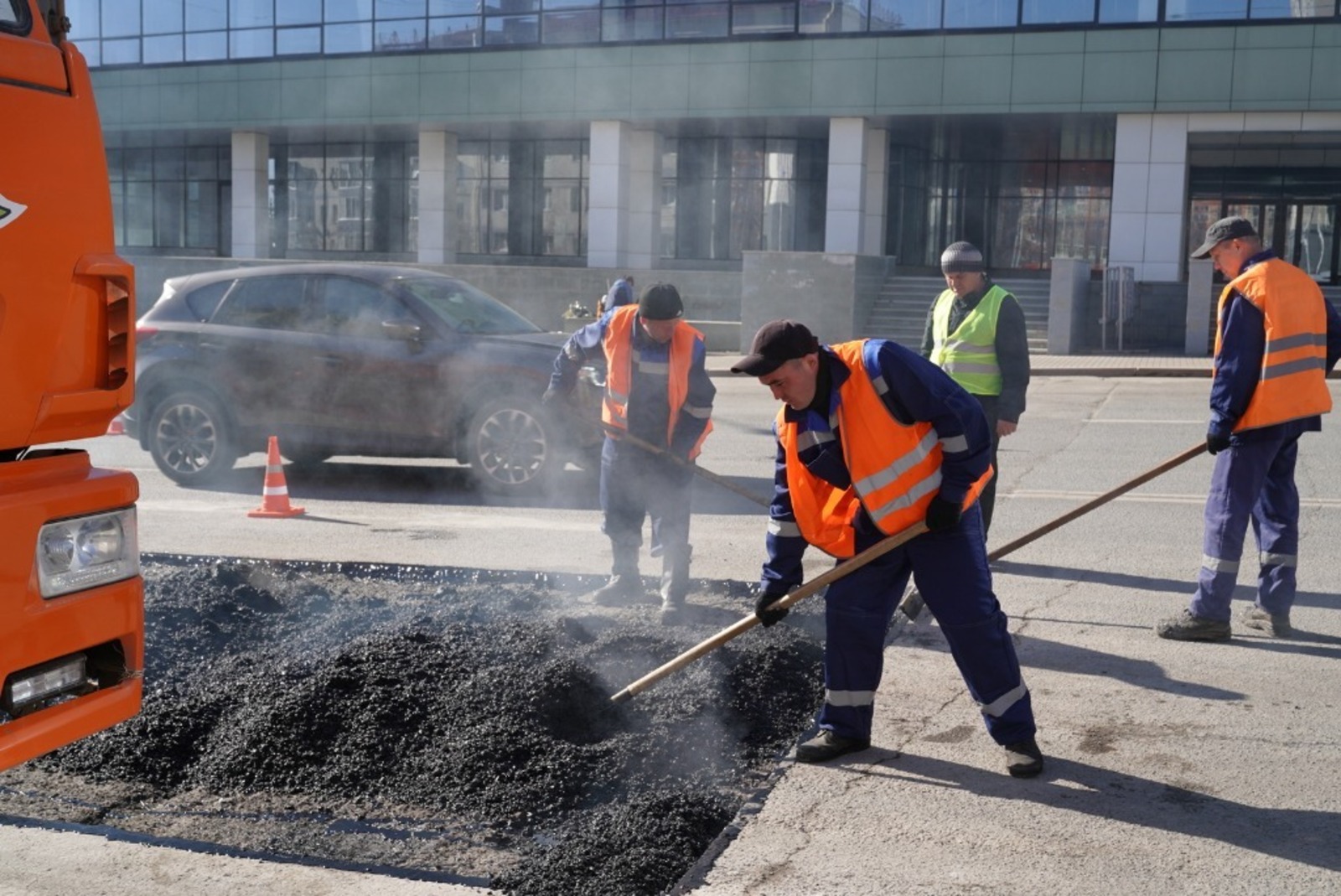 смотр готовности техники. горводзеленхоз казань мойка тротуары. ремонт дорожного покрытия. коммунальное хозяйство уфы. коммунальные техника в уфе.