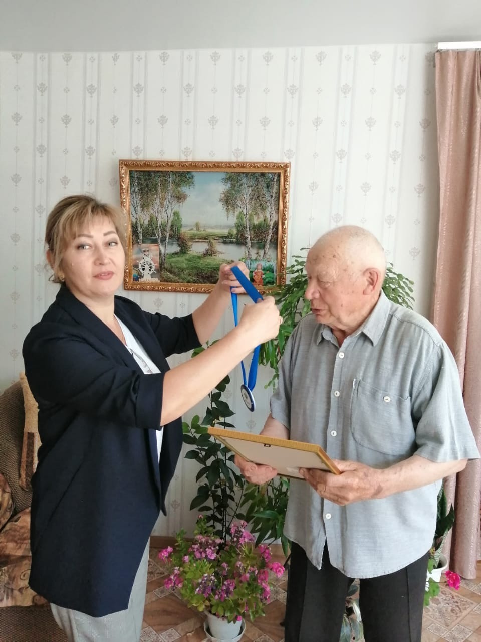 администрация Куюргазинского района Гайса Аминев с управляющей делами Илькинеевского сельсовета Зульфией Араптановой на вручении диплома «Ярзам».