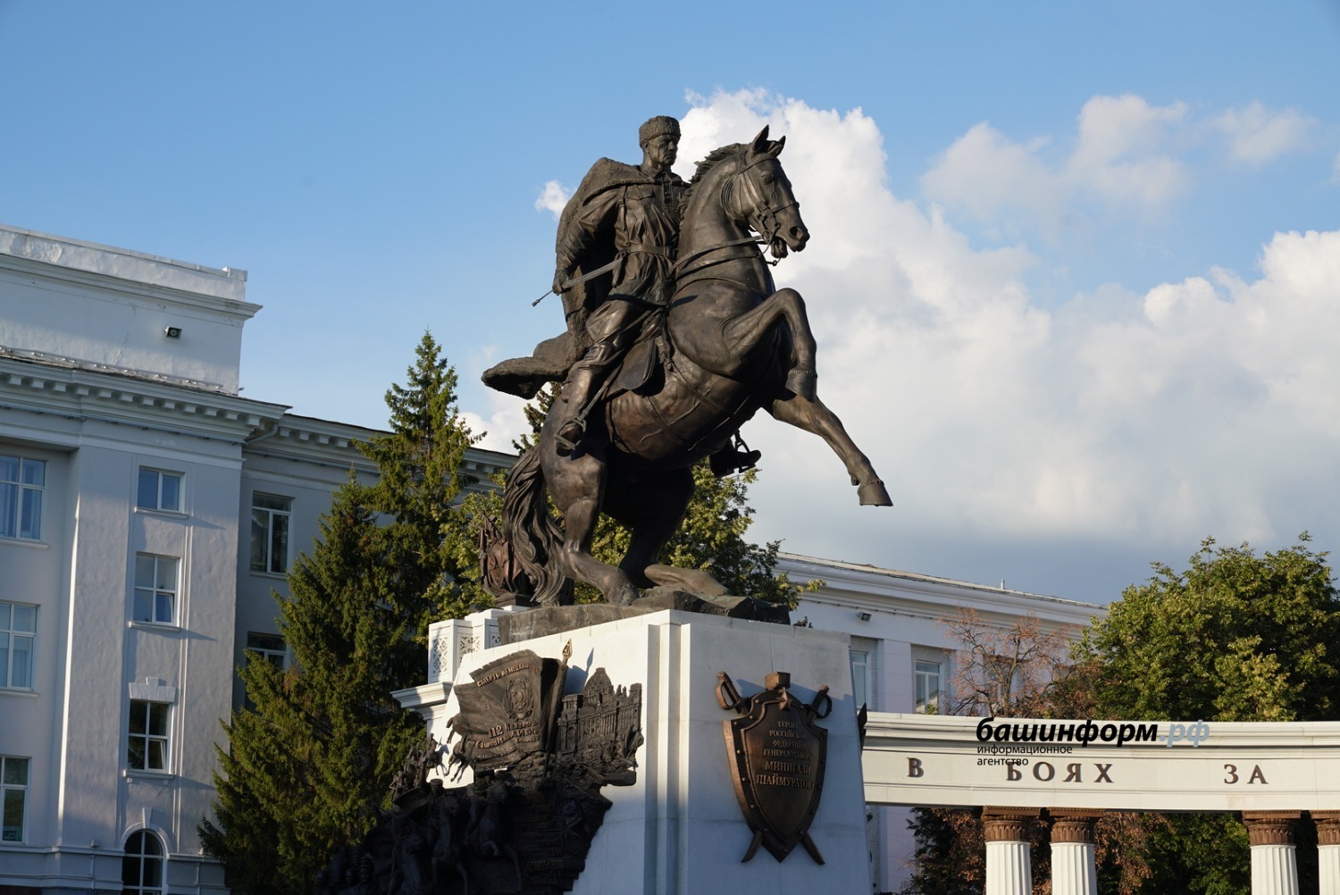 памятник шаймуратову в уфе на советской площади