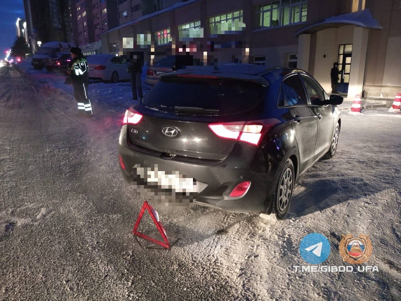 Схема дтп при движении задним ходом. Меры безопасности при движении автомобиля задним ходом. Задний ход на перекрестке пдд. Памятка при движении задним ходом. Дтп при движении задним ходом.