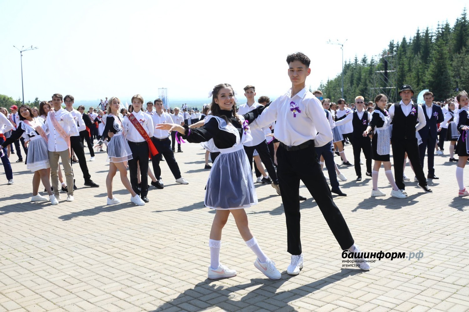 Школьники выпускной