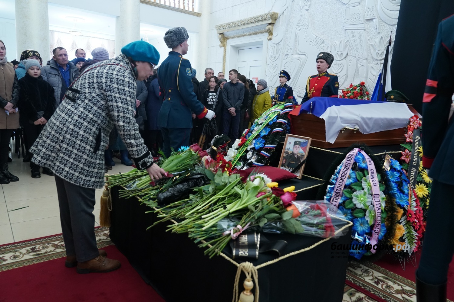 Траур сейчас. Прощание с погибшим солдатом. Простились с погибшим в Башкортостане. Прощание с погибшими солдатами. Прощание с солдатами погибшими на Украине.