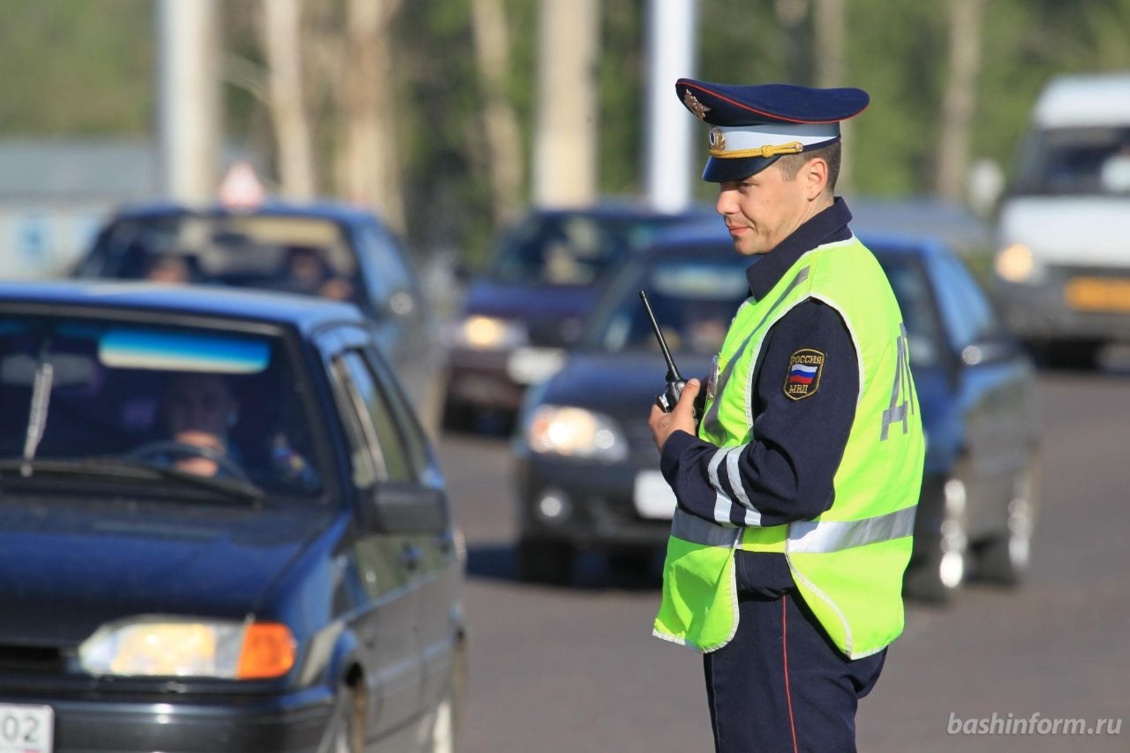 Полиция дпс россия. Сколько гаишников. Инспектора гибдд кострома. Машина гаишников. Ручной радар гибдд.