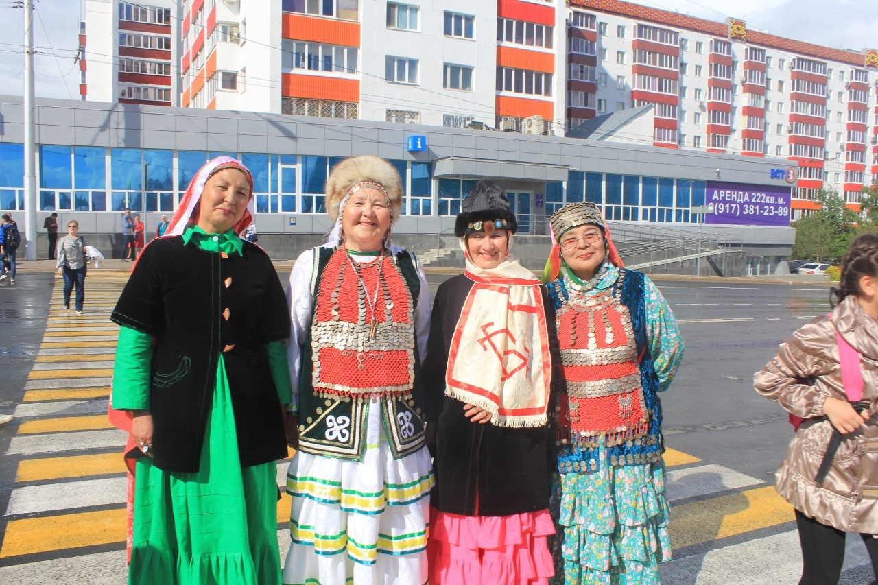 Население уф. Молодежь в национальных костюмах народов Башкортостана. Уфа народ одежда. Жители Башкирии радуются. Уфа коренной народ.