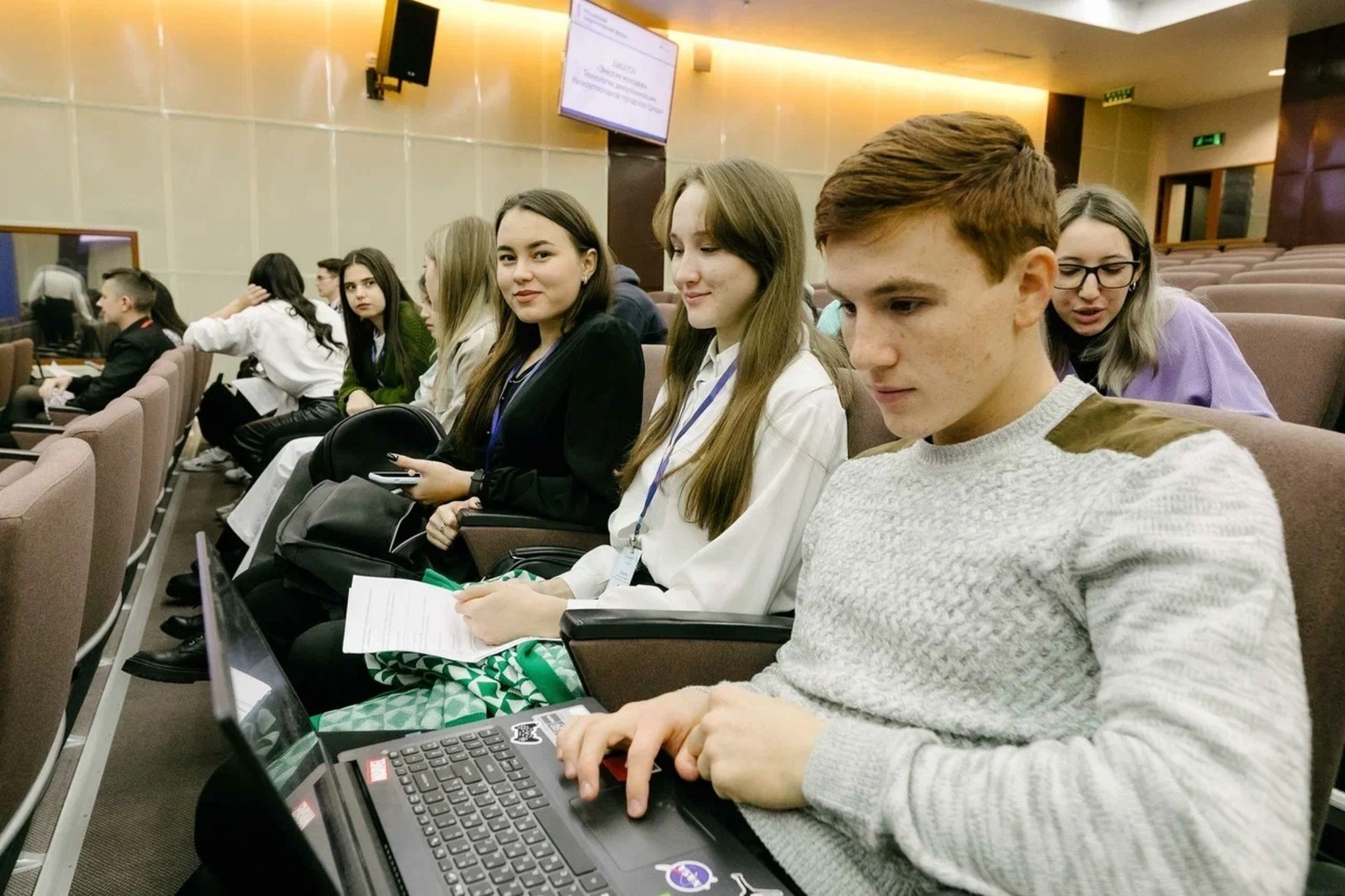 Башкирия студенты. Российские студенты. хакатон угнту. студент презентует проект. студенческое событие.