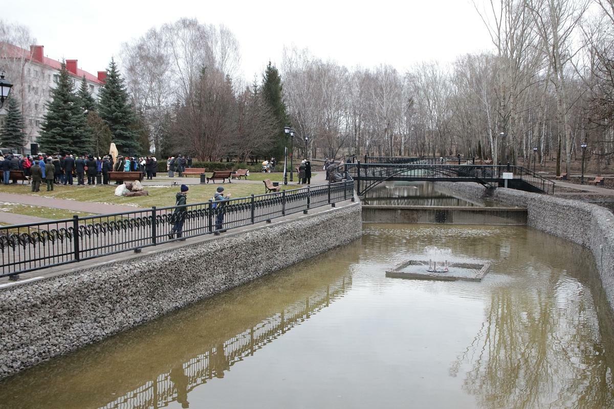 Вода г октябрьский. Парк Гагарина Октябрьский. Парк в городе Октябрьский Башкортостан. Г Октябрьский Республика Башкортостан парк Гагарина. Парк Девон Октябрьский Башкортостан.