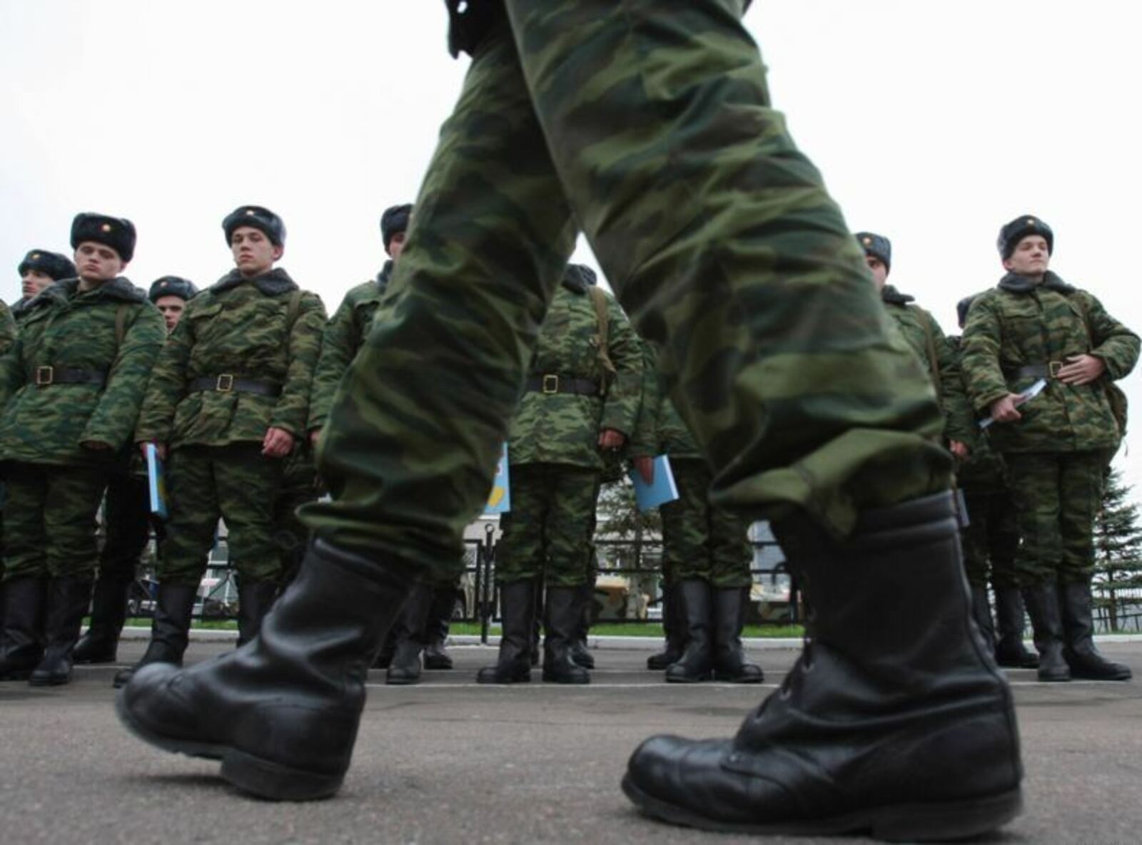 Солдат в берцах