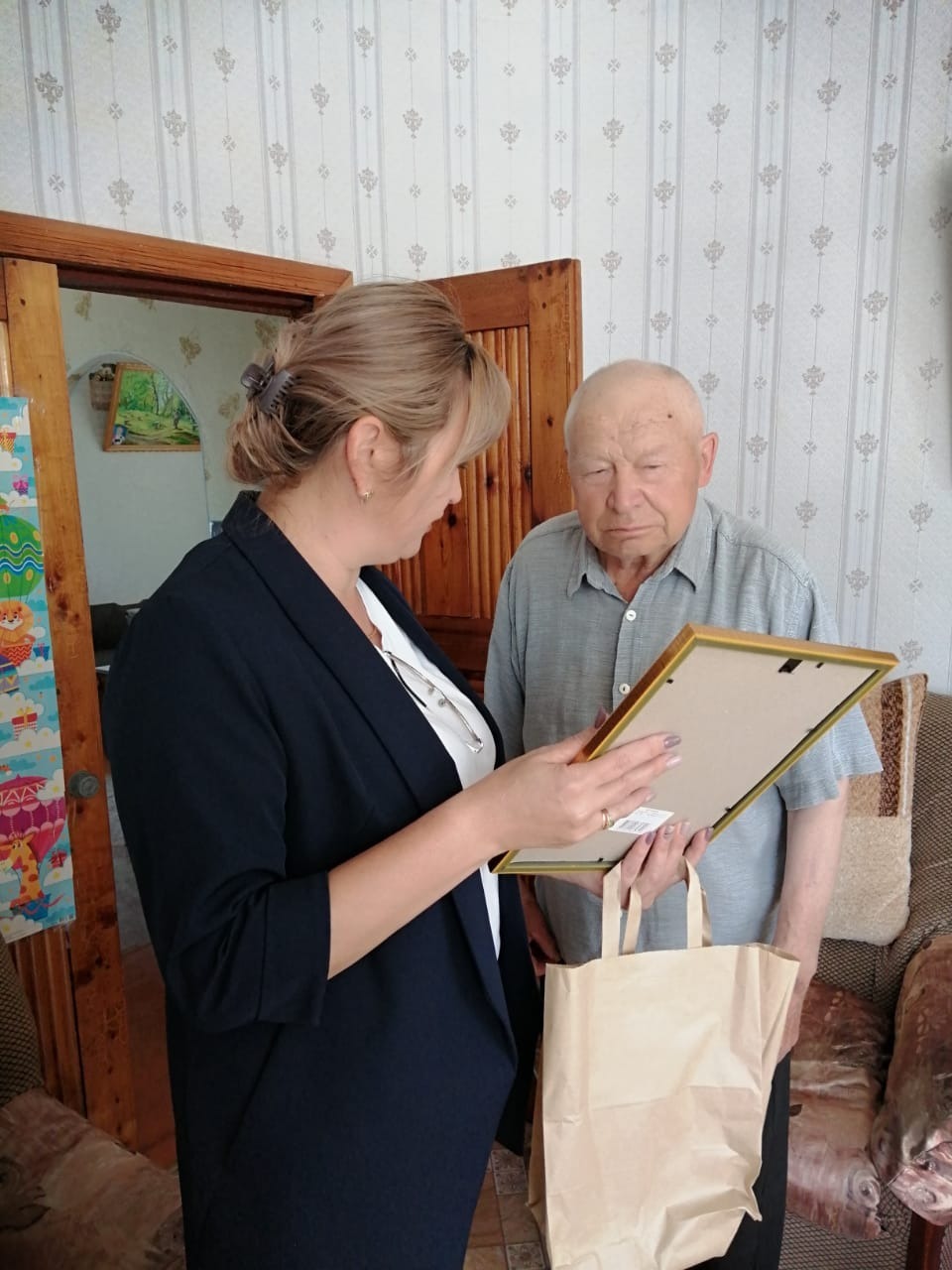 администрация Куюргазинского района Гайса Аминев с управляющей делами Илькинеевского сельсовета Зульфией Араптановой на вручении диплома «Ярзам».