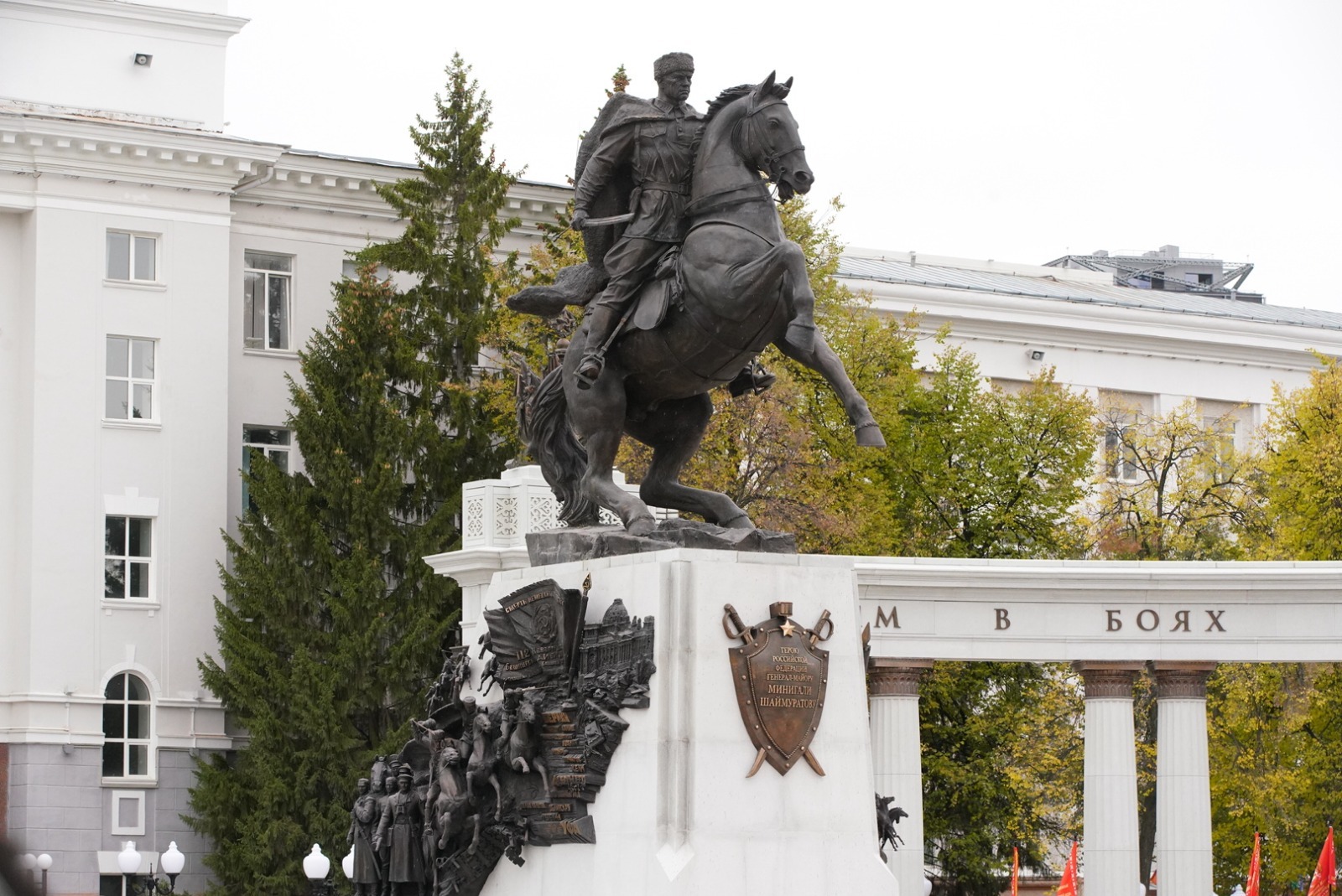 Памятник минигали шаймуратову в уфе. Шаймуратов минигали мингазович памятник. Минигали шаймуратов памятник. Шаймуратов генерал памятник. Памятник шаймуратову в уфе на советской площади.