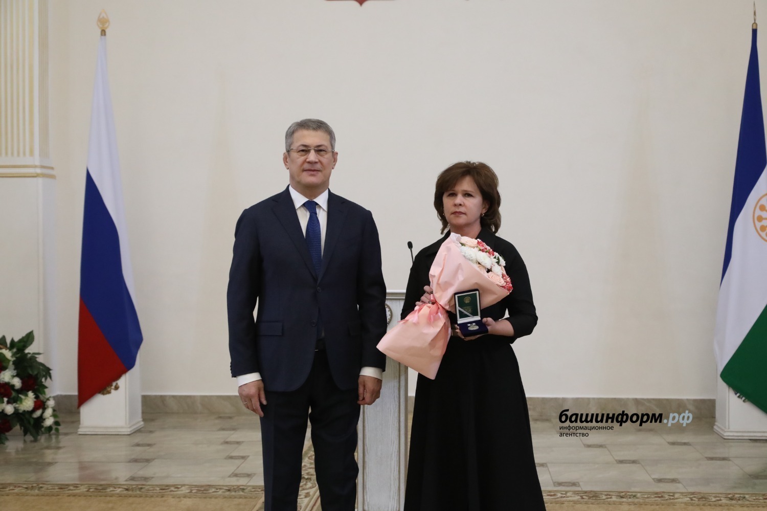 Радий хабиров. Награждение государственными наградами. Глава башкортостана вручил награды медикам вернувшимся с домбасаув. Вручение наград радия хабирова работникам промышленных предприятий. Хабиров.