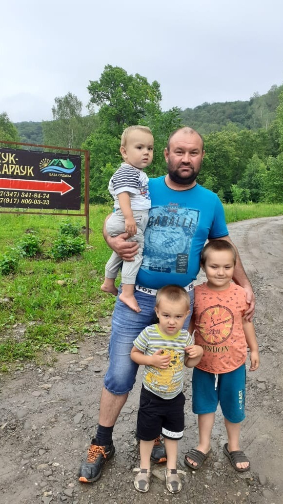 Старший сын Венер с детьми