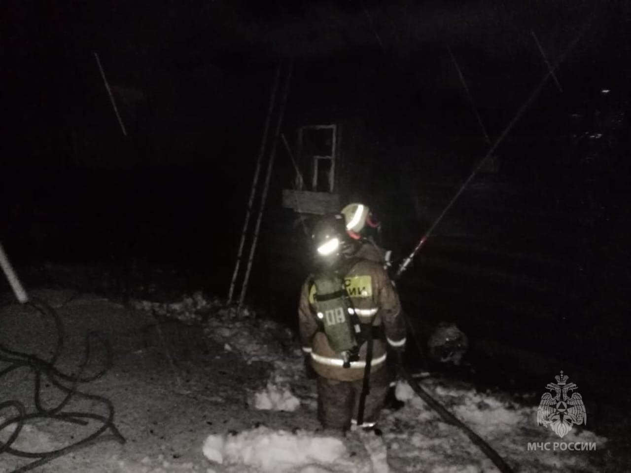 Поздно ночью через все запятые дошел наконец до точки. Не волнуйся я не посвящу тебе больше ни строчки. Вечерняя прогулка. Писал поздно ночью. Через все запятые дошел наконец.