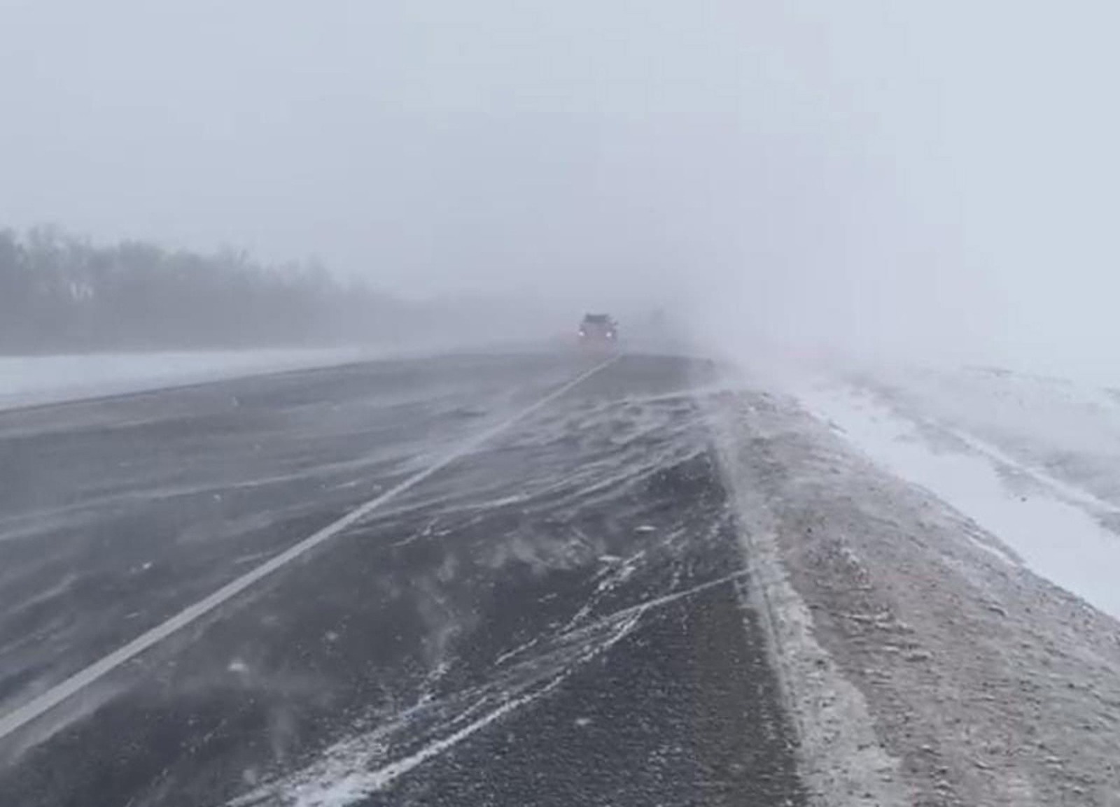 снегопад на дороге. метель на трассе. мокрый снег на дороге. снегопад плохая видимость. погодные условия дорог.