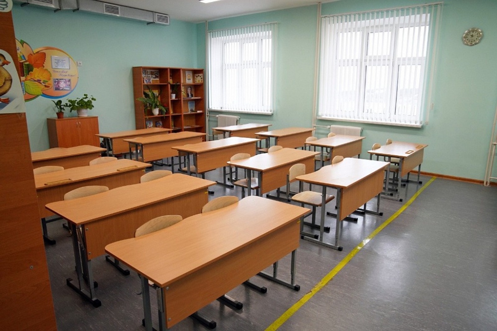 школьная линейка знаменосцы в понедельник. какие места школы в башкирии. классные часы. школьники младших классов на уроке. разговоры о важном проект.