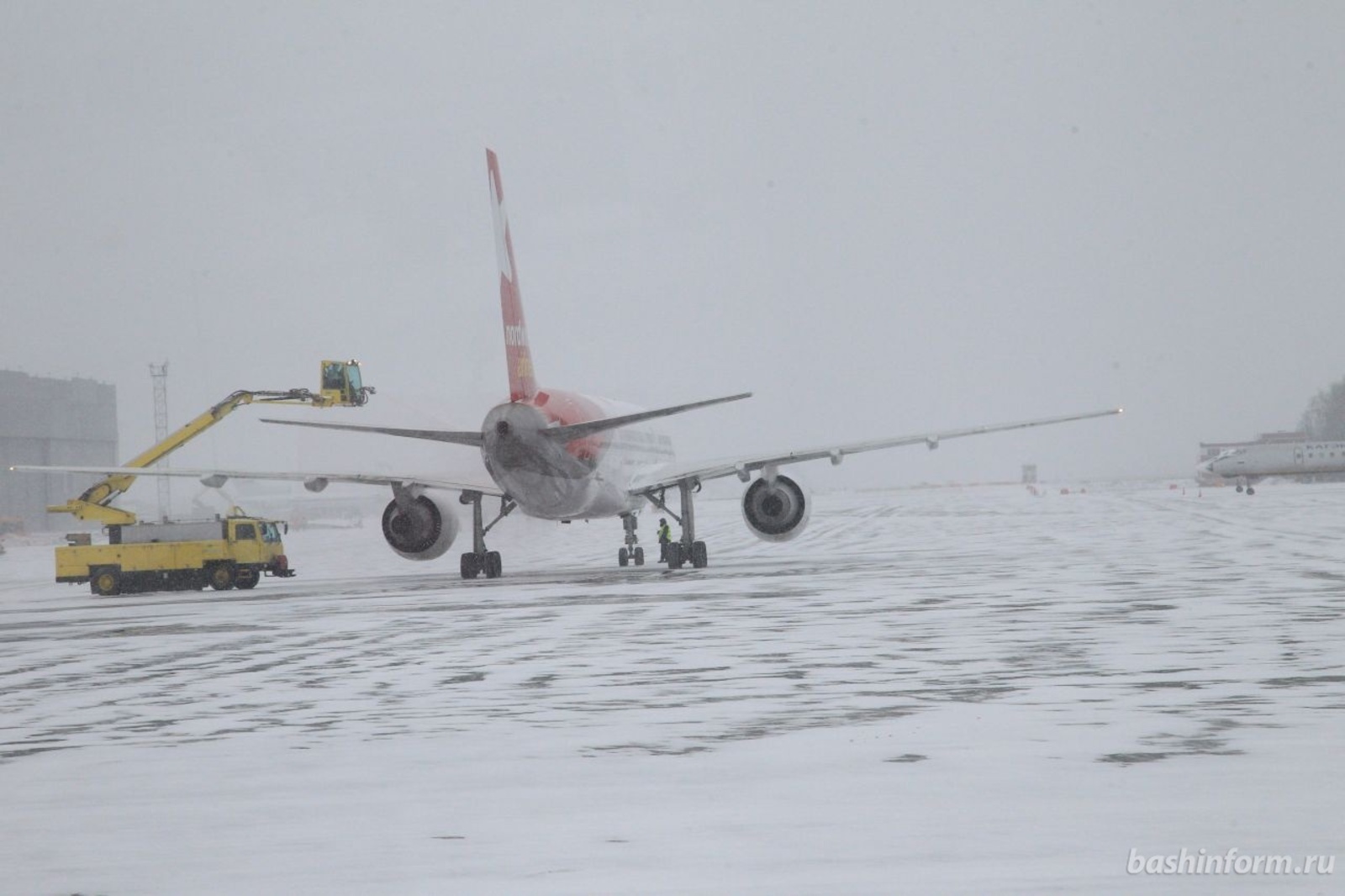 боинг 737-800 северный ветер. самолет ютэйр уфа тюмень. уфа аэропорт самолёт ютэйр. самолеты норд винд 737-800. ту-204 ред вингс.