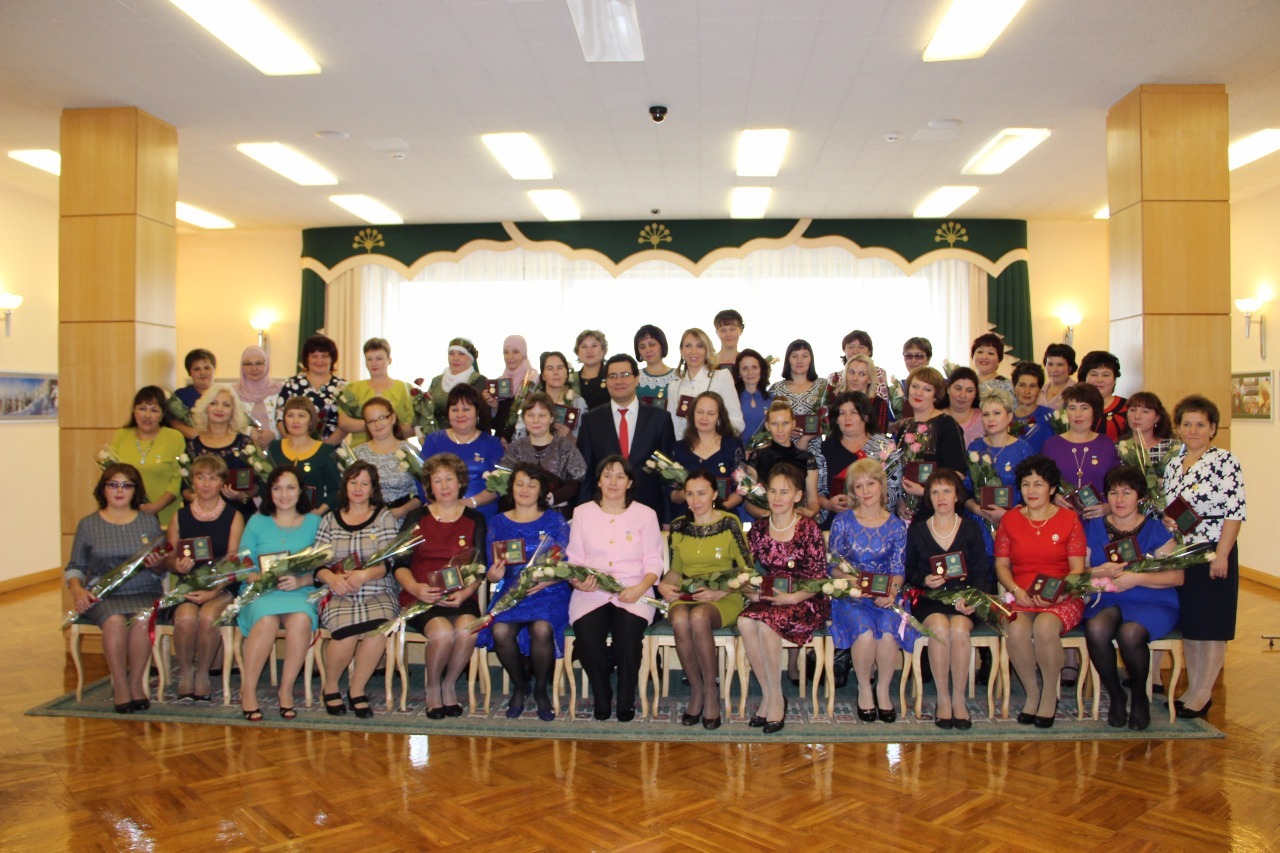 Награждение многодетных матерей в смоленске. Награждение многодетных матерей 2023 смоленск. Медаль многодетным матерям в башкортостане. Награждение многодетных семей комсомольск. Мамы на награждении первоклассников.