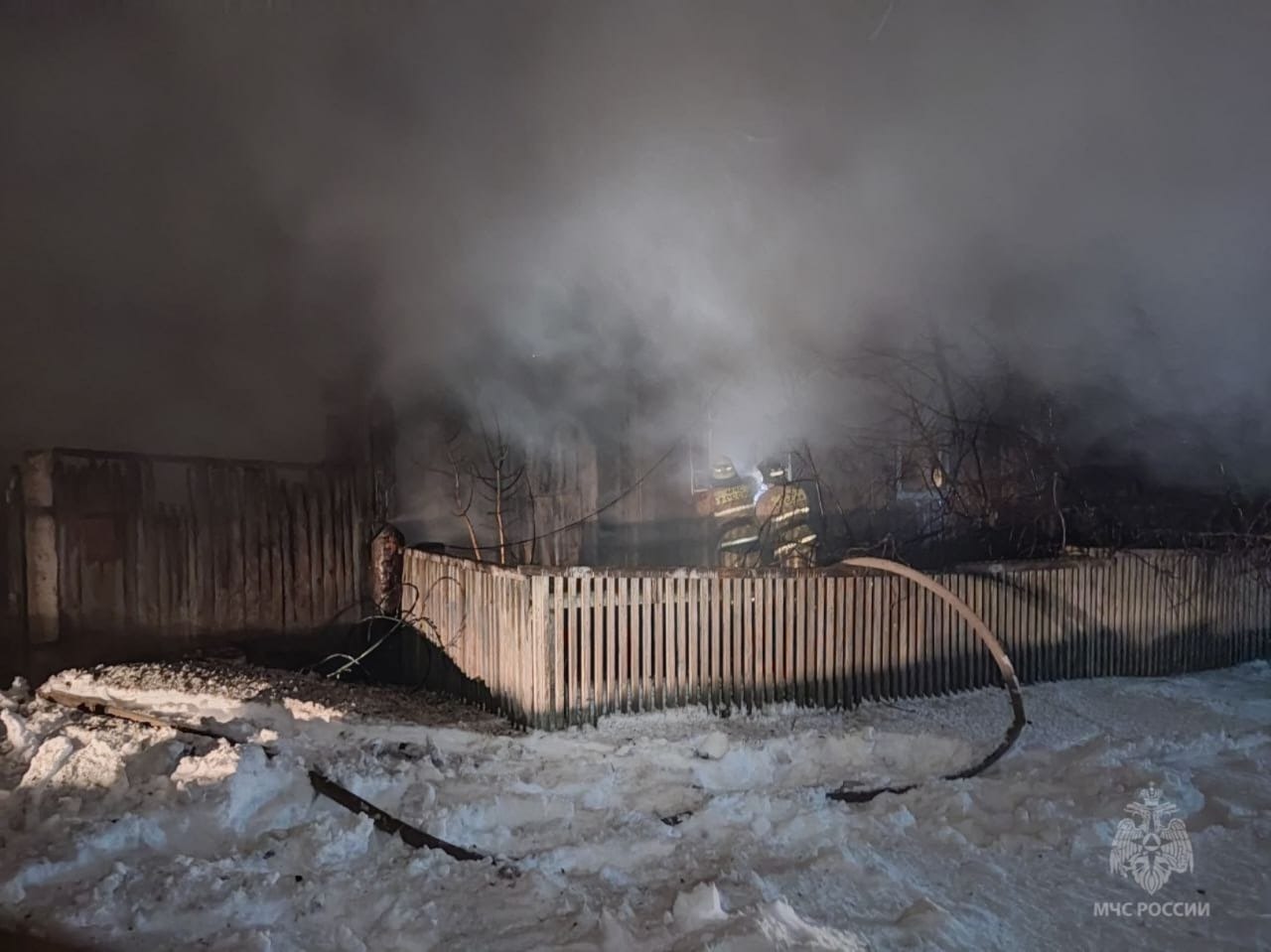 Наводнение люди на крыше. Четвероногое существо на доме крыши. Омск кот застрял в окне парень спас. Наводнение людьми на крышах домов. Новый орлеан наводнение.