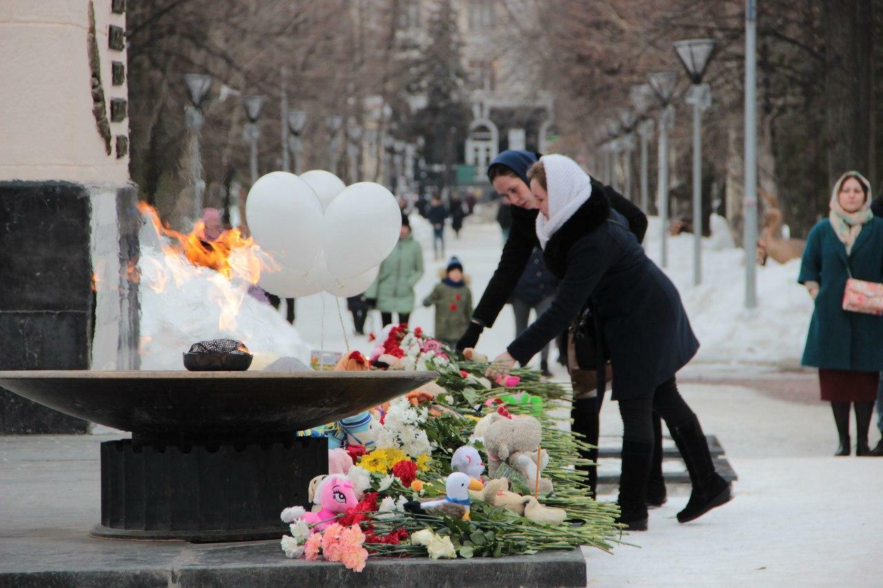 Зимняя вишня день траура. Похороны погибших при пожаре в Кемерово. Возложение цветов в честь погибших в зимней вишни.