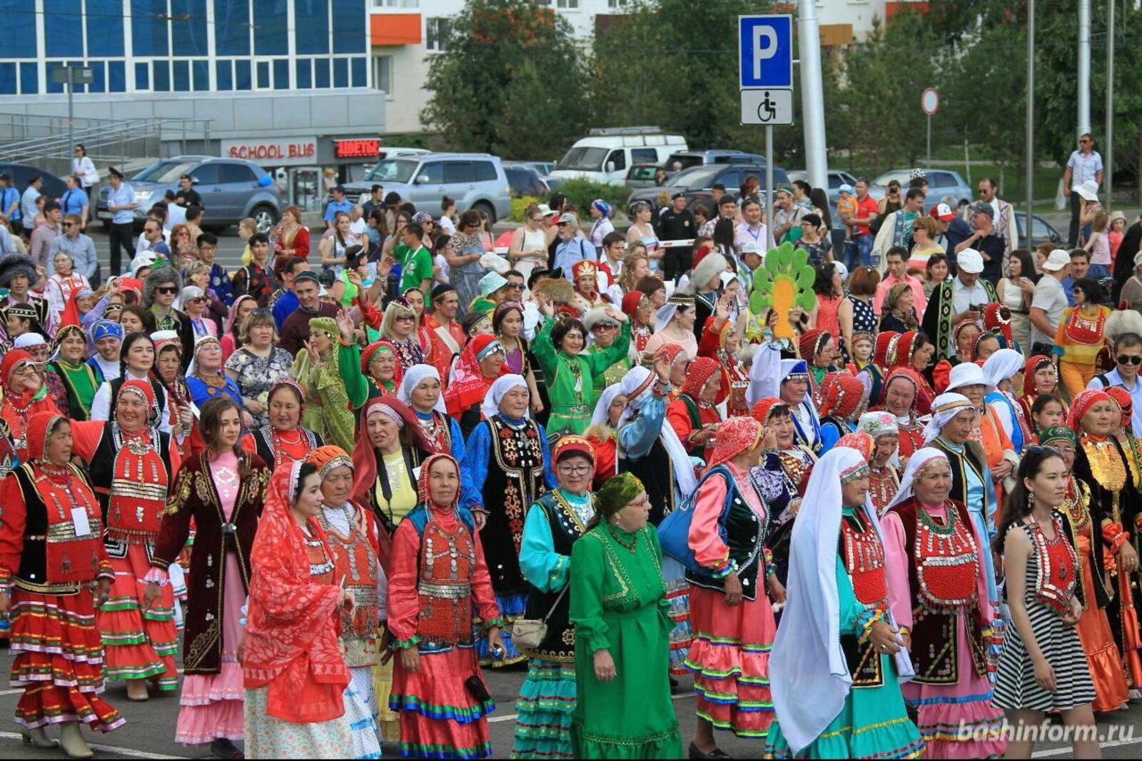 Дружба народов республики башкортостан. Народы Башкортостана. Уфа фестиваль народов Евразии белорусы башкиры. Парад национальных костюмов в Уфе. Народ Уфы Башкортостан.