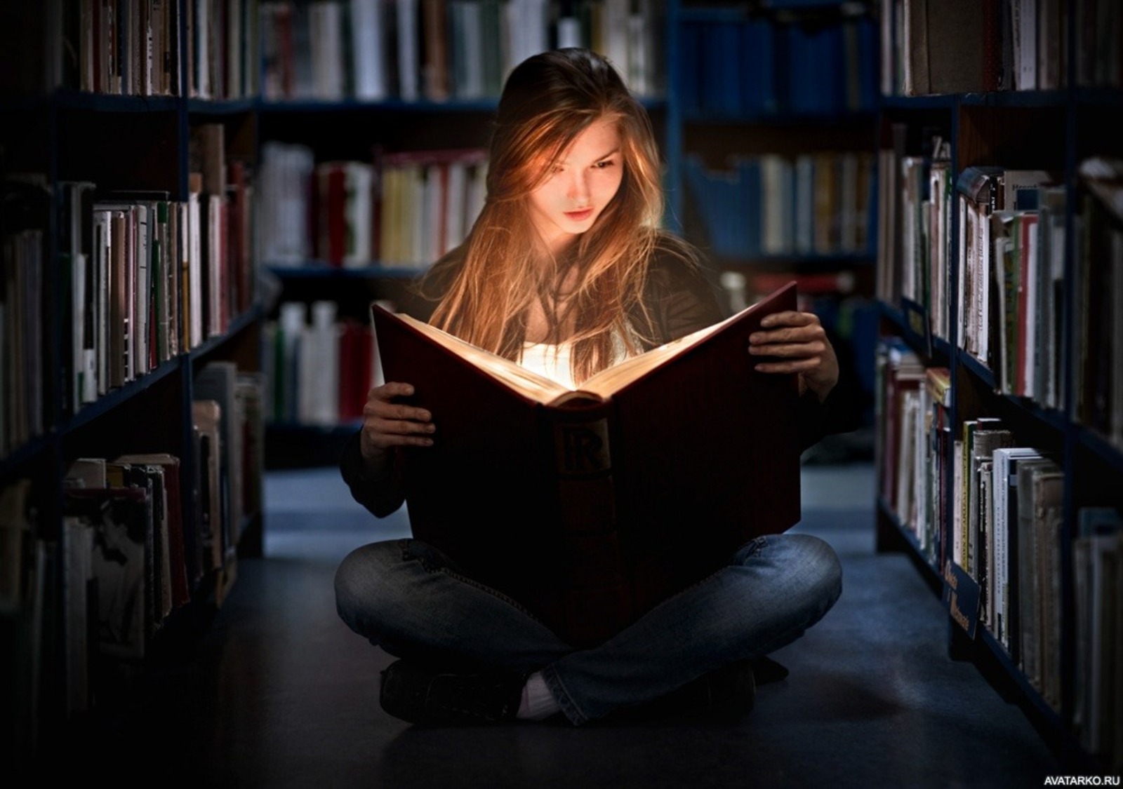 Китап слушать. 9 Августа день книголюбов. Чтение книг. Девушка с книгой. Книга человек.