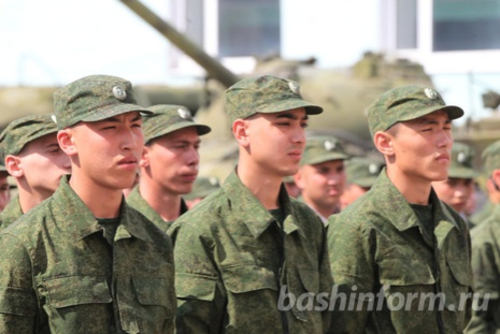 Солдаты в столовой. Сборный пункт в армии. Форма призывника. Призывная кампания. Военная служба по призыву.