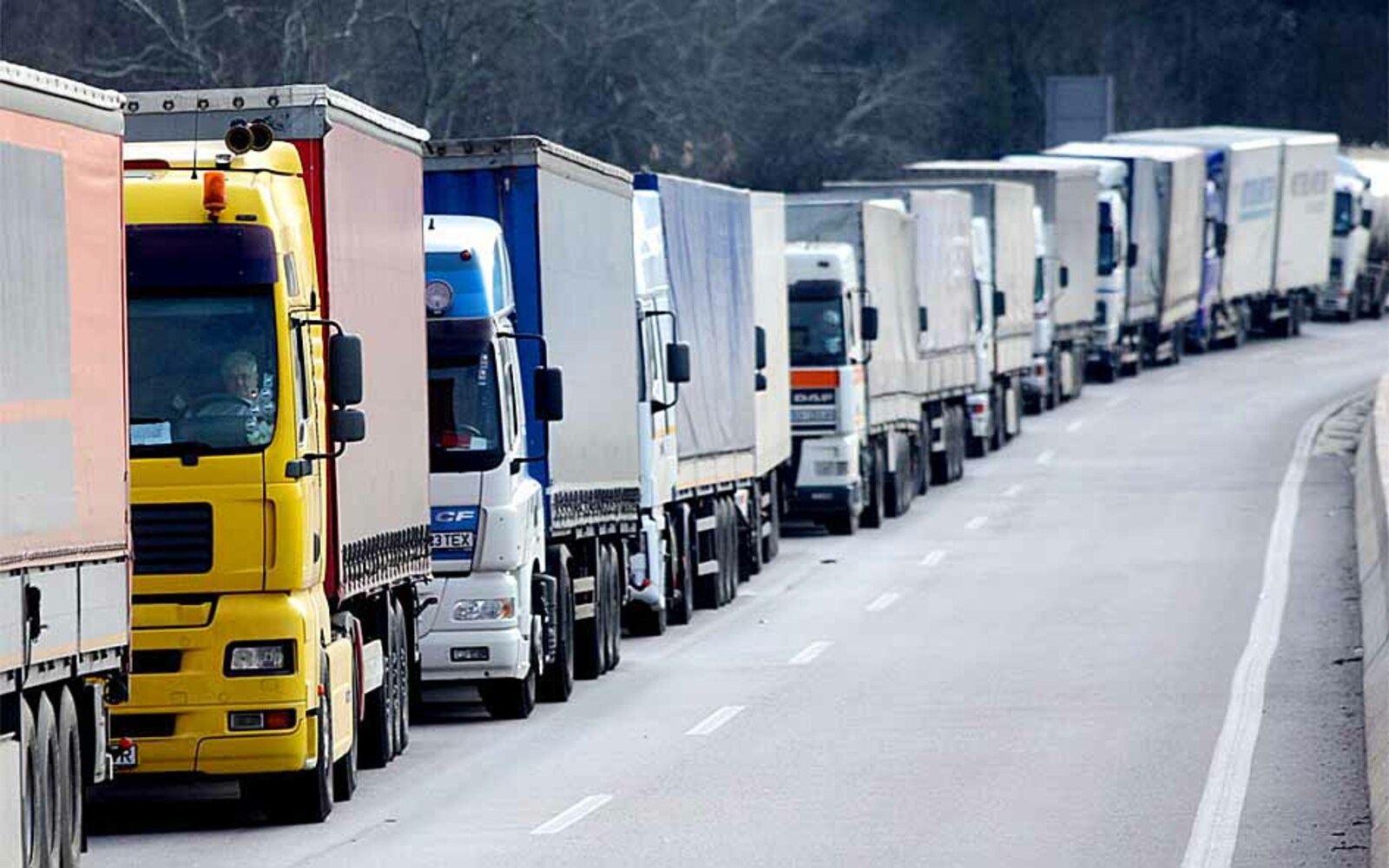 грузовой поток. очередь из грузовиков. фура машина. автомобильный транспорт. фуры на границе.