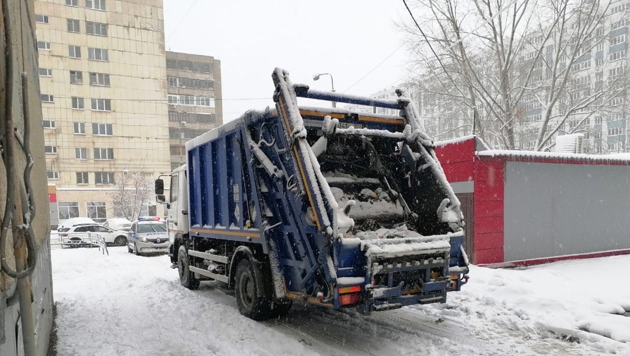 В Уфе мусоровоз сбил мужчину