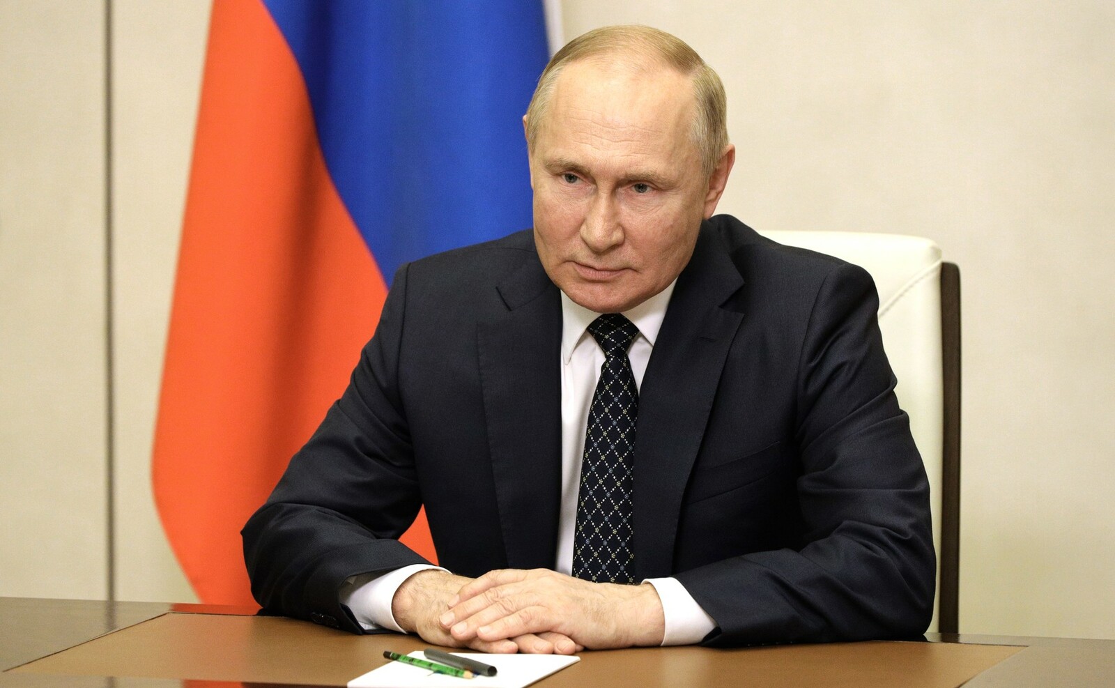 Владимир Путин выступил с новогодним обращением на фоне военных