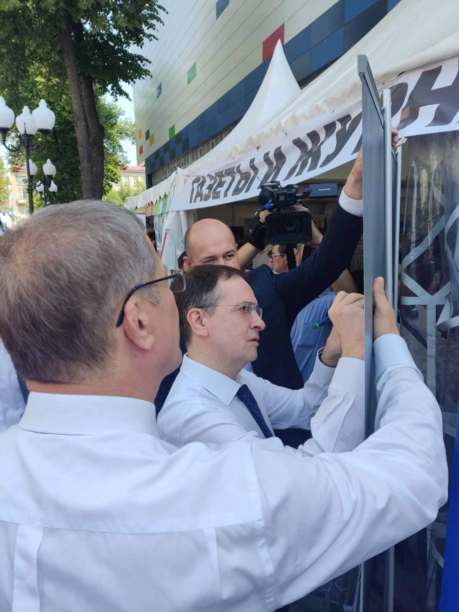 Владимир Мединский и Радий Хабиров оформили подписку в подарок для семей мобилизованных
