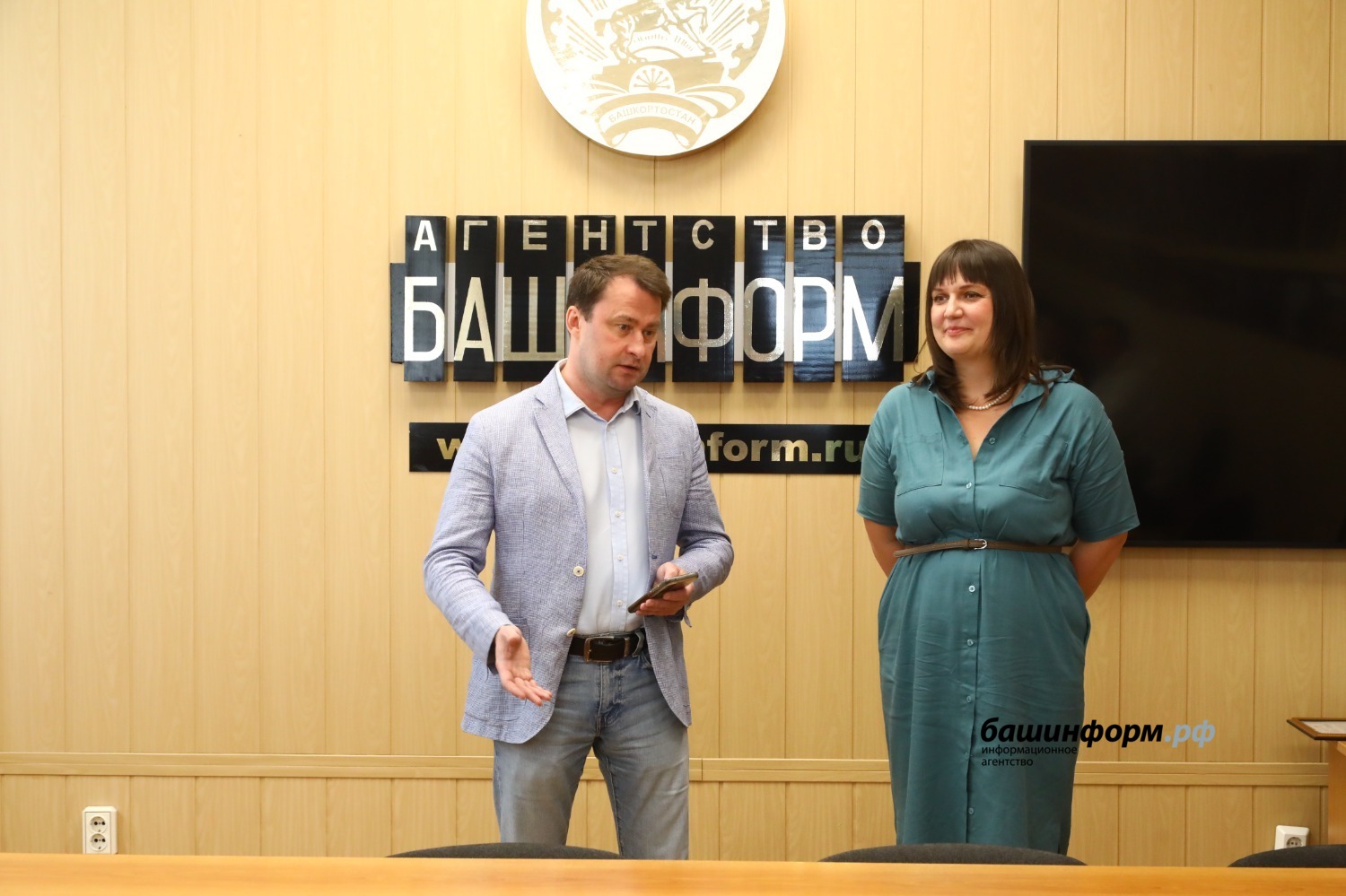 Валерий Шахов  Анна Кузнецова с главным редактором «Башинформа» Русланом Шарафутдиновым на вручении диплома «Ярзам».