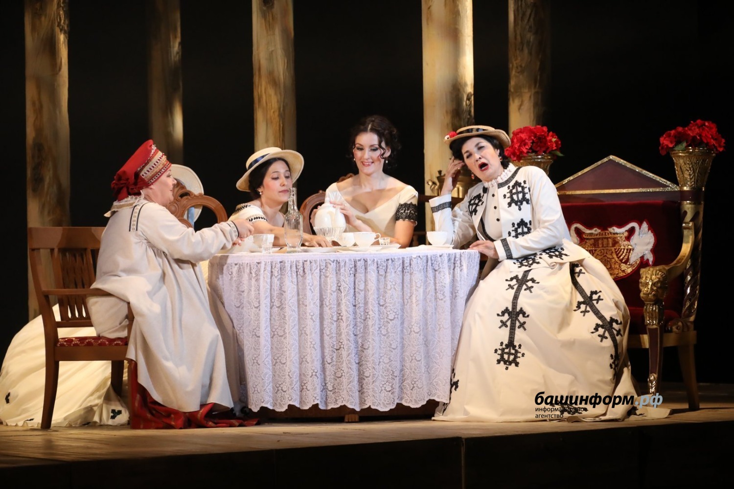 П чайковский девицы красавицы. Чайковский евгений онегин девицы красавицы. Онегин в театре. Хор девицы красавицы из оперы евгений онегин. П чайковский девицы красавицы.