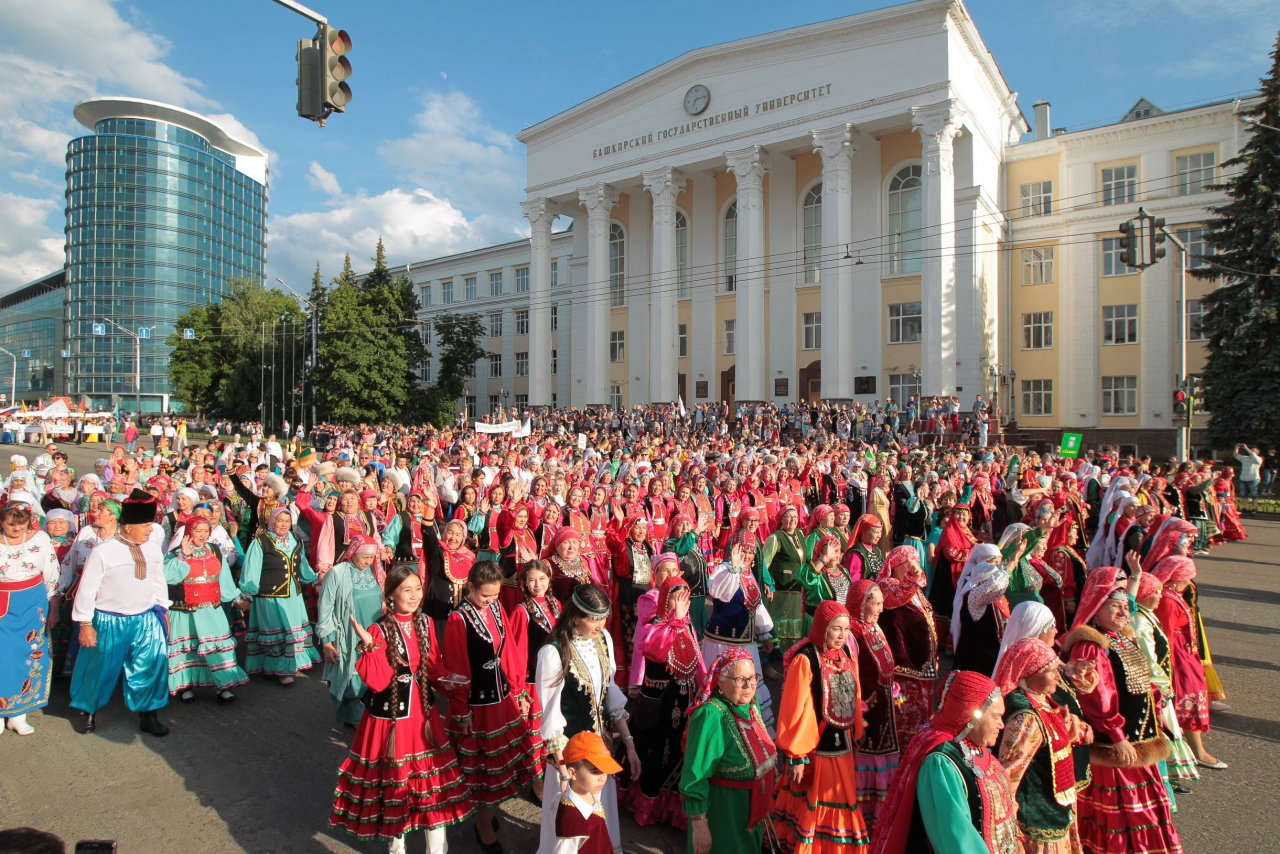 Парад национальных костюмов в Уфе. Парад национальных костюмов в Уфе 2019. Уфа народы Уфы. Уфа население.