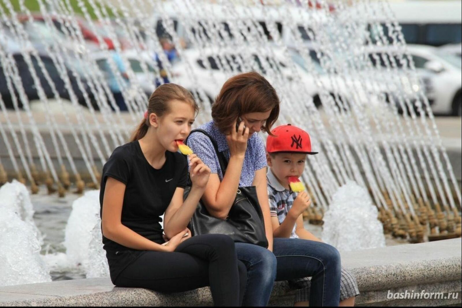 Жара в башкирии. Уфа лето жара. Человек сидит на фонтане. Жара дети родители.