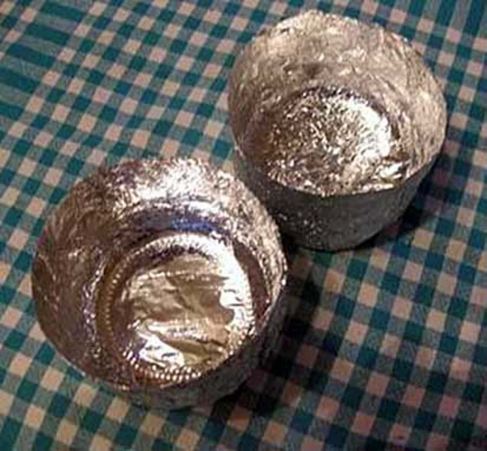 Форма из фольги для запекания своими руками. Формочки из фольги для запекания. Как сделать форму для выпечки из фольги. Формочки для кексов из фольги. Конверт из фольги для запекания.