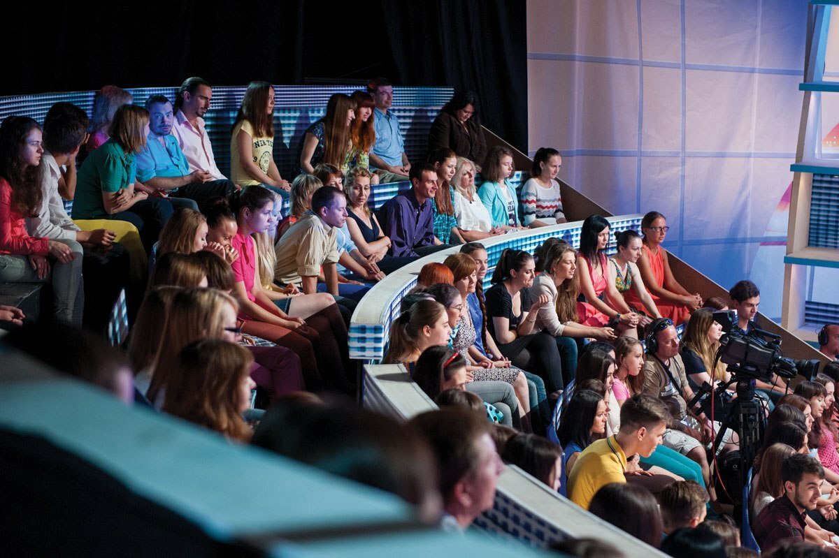 Сняться в массовке в крыму. Массовка на улице. Как попасть в массовку на телепередачу. Ток шоу. Зрители на ток шоу.