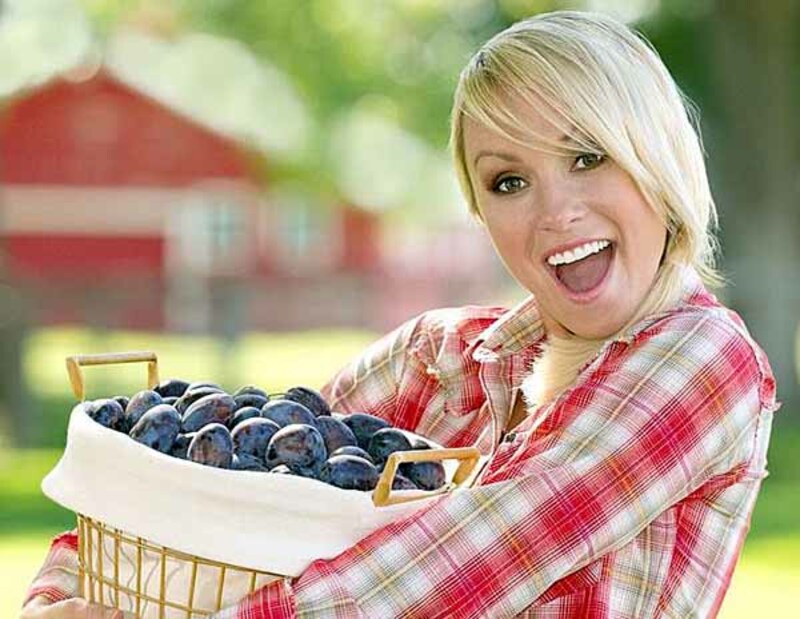 сливая женщина. женщина улыбается. женщина слива. сливая женщина. девочка со сливами.