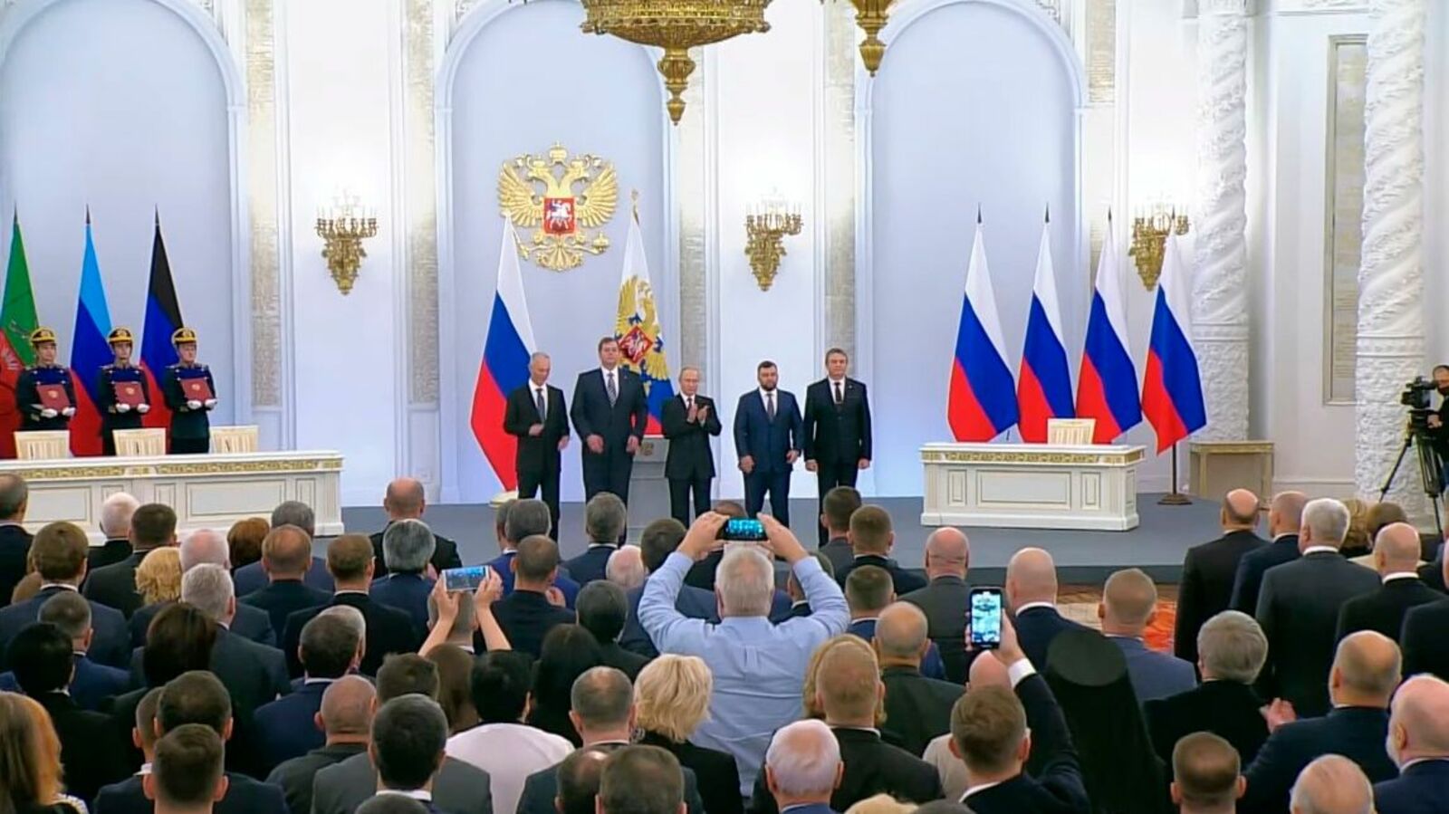 Подписание днр и лнр в состав. Путин пушилин пасечник. Подписание вхождения днр в россию. Новых регионов президент и главы. Подписание договора о присоединении днр и лнр запорожья и херсона.