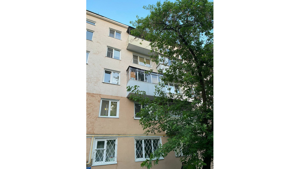 В Уфе маленькая девочка облокотилась на москитную сетку и выпала из окна
