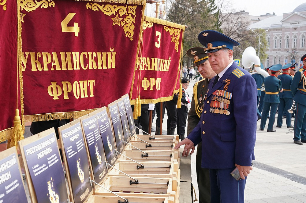 Радий Хабиров принял участие в закладке гильзы с землёй в основание памятника Минигали Шаймуратову