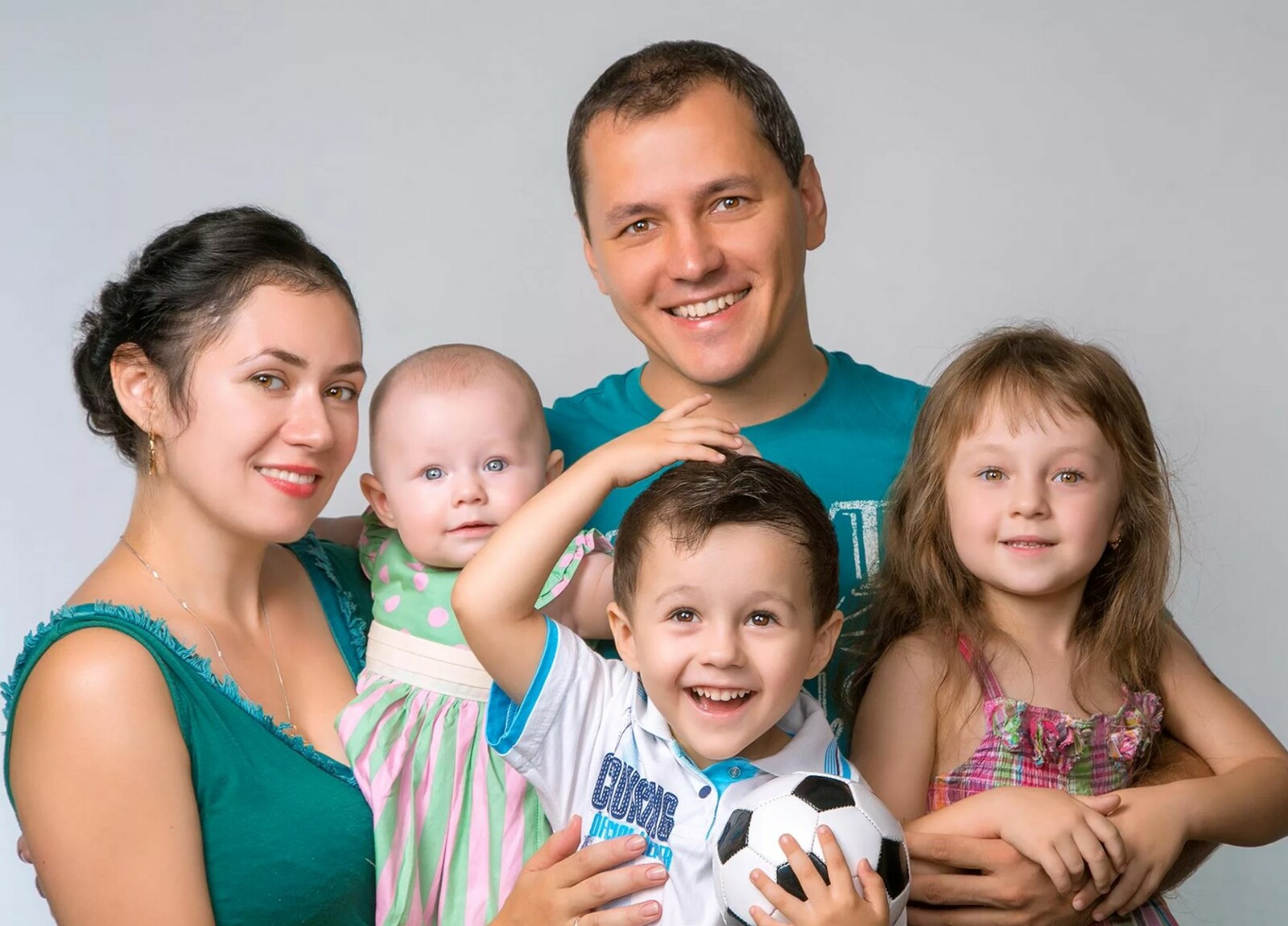 Льготы многодетным семьям. Выплаты многодетным семьям в 2020 году. Какие льготы положены многодетным семьям в москве. Пособия многодетным. Льготы многодетным с 4 детьми.