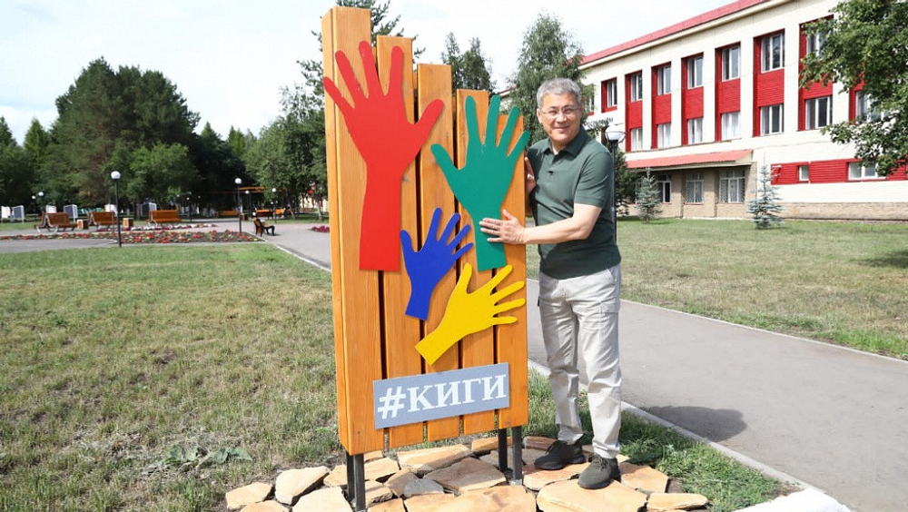 Радий Хабиров посетил благоустроенную аллею в селе Верхние Киги