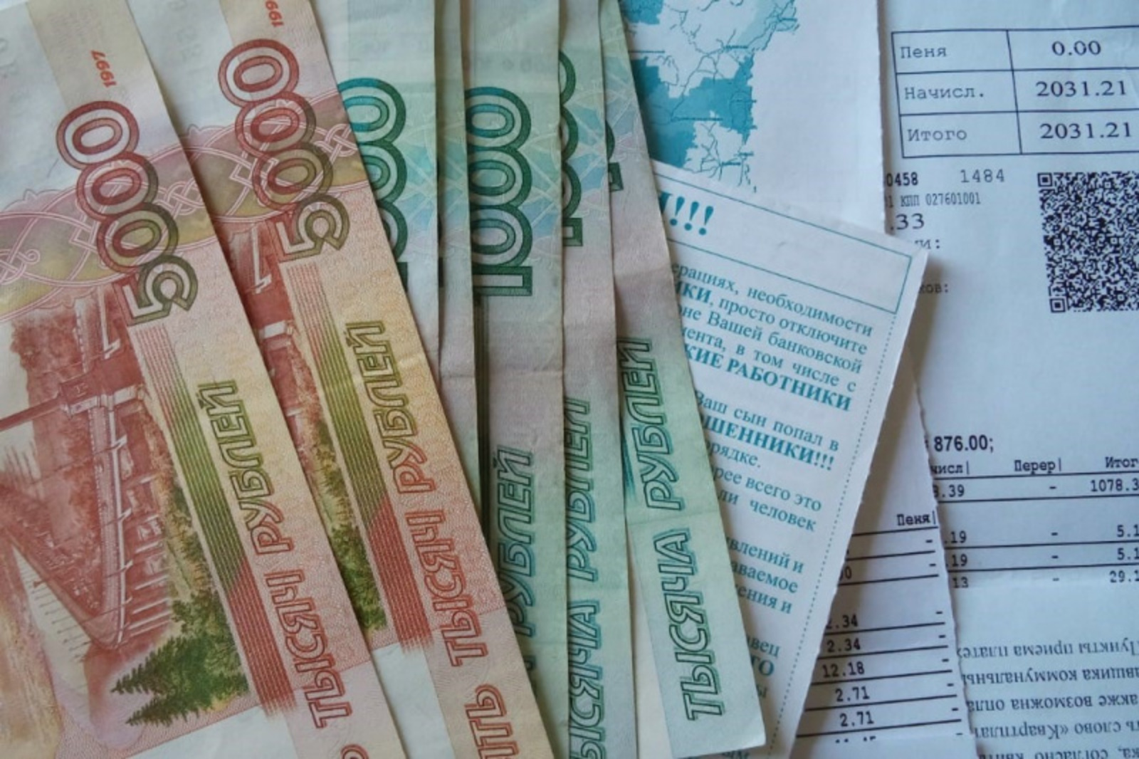 Занять деньги на карту. Отдал долг микрозайм фото. Рука дает деньги. Деньги напрямую. Раздать деньги населению.